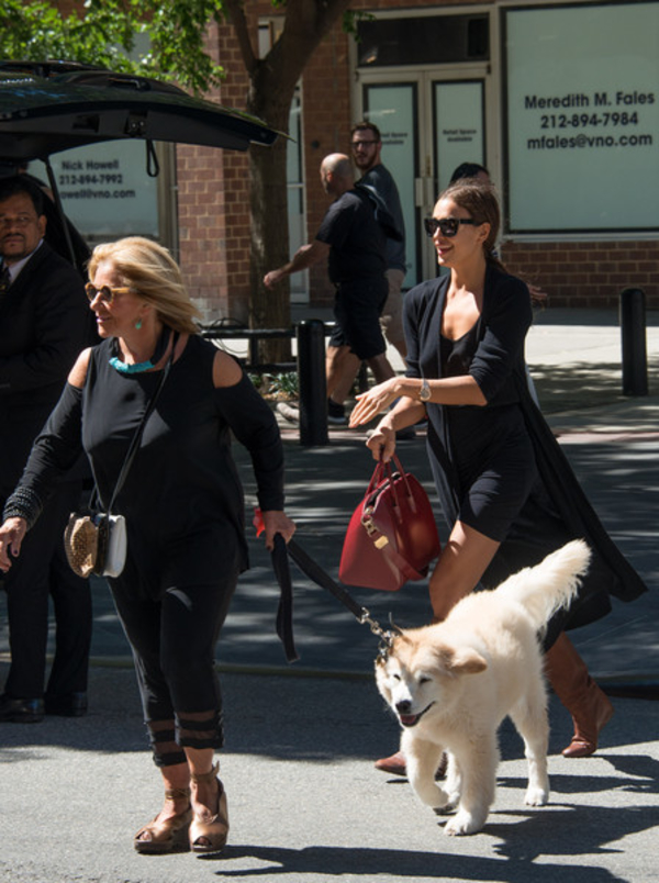 Ирина Шейк прогулялась с мамой Брэдли Купера