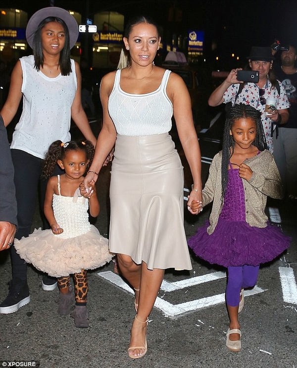 Экс-перчинка Мел Би устроила семейный ужин с дочками