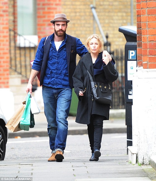 Кайли Миноуг подловили на прогулке с новым бойфрендом