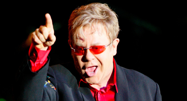 Стало известно, кто звонил Элтону Джону вместо Путина