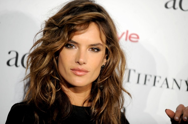 Модель Алессандра Амбросио пришла на вечеринку без нижнего белья