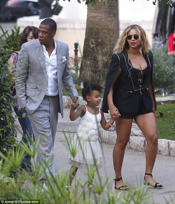 Бейонсе надела слишком тесный топ на семейную прогулку