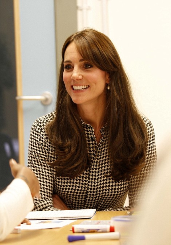 Кейт Миддлтон с новой прической впервые вышла в свет после декрета