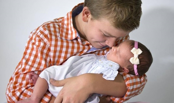 Невероятно: Реакция шести мальчиков, когда родилась их сестра