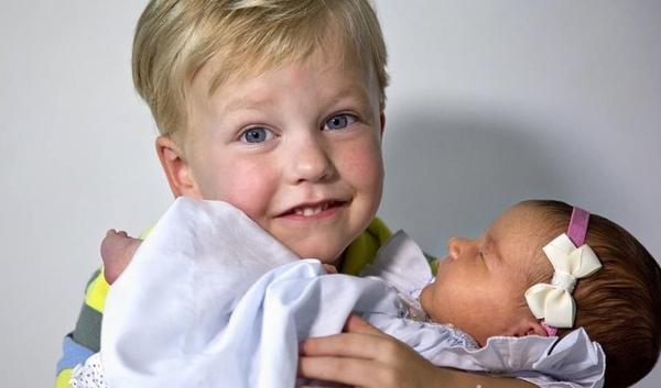 Невероятно: Реакция шести мальчиков, когда родилась их сестра