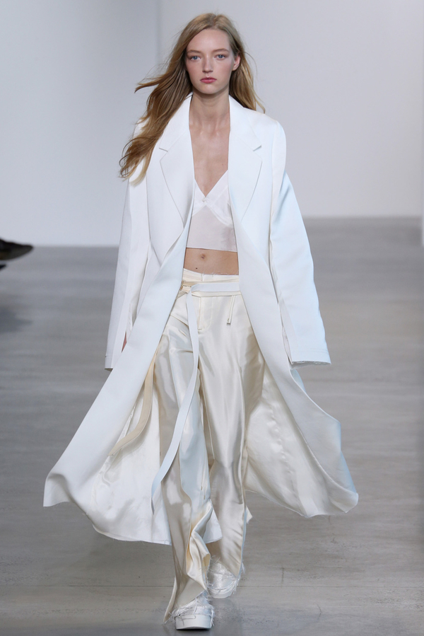 Calvin Klein представил новую коллекцию в духе минимализма