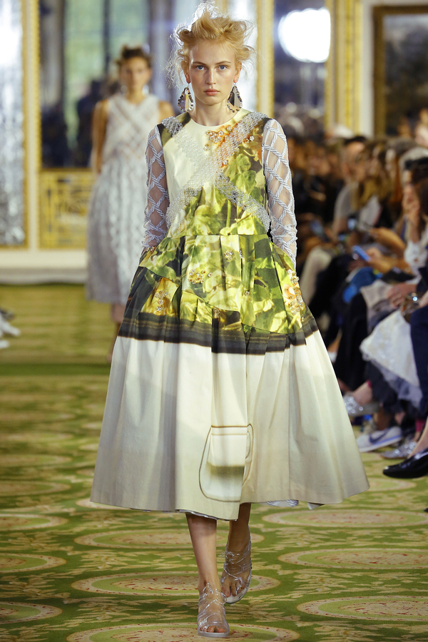 Инфантильная принцесса: Simone Rocha презентовала новую коллекцию