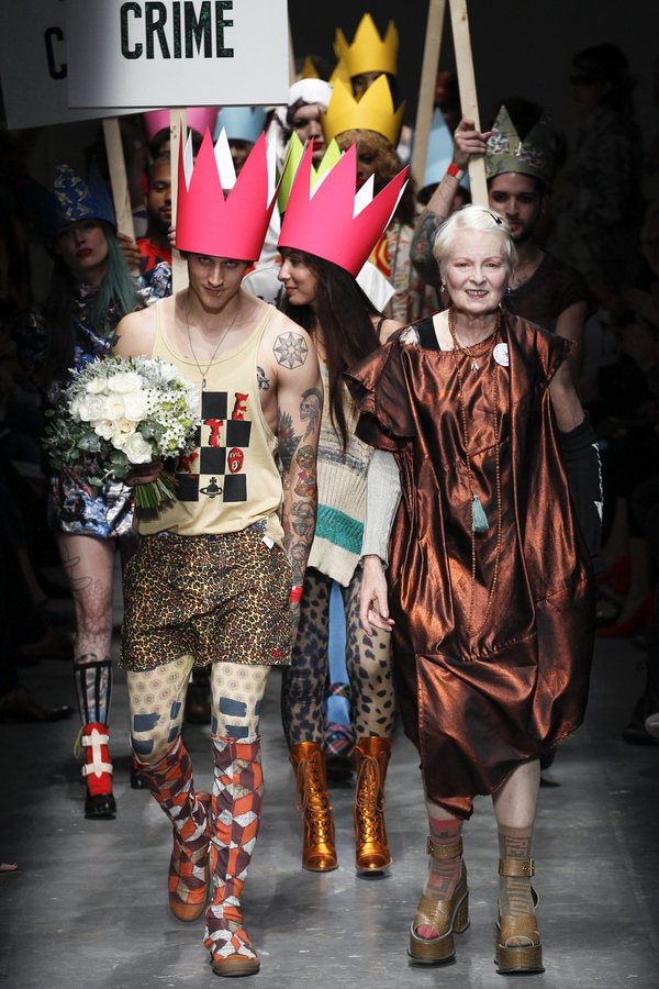 Дизайнер Вивьен Вествуд устроила пикет на своем показе