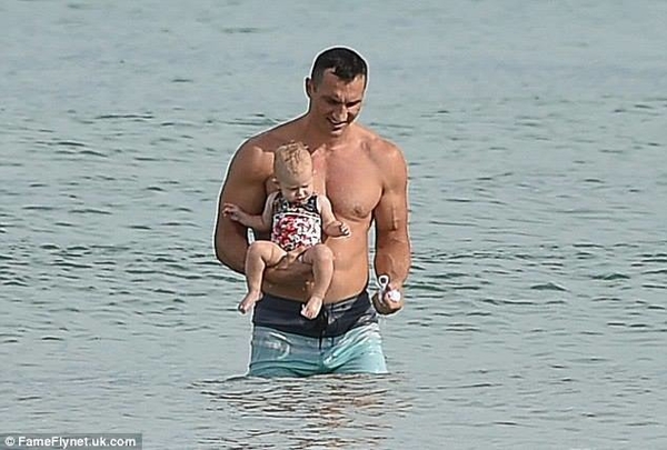 Владимир Кличко искупал девятимесячную дочурку в океане