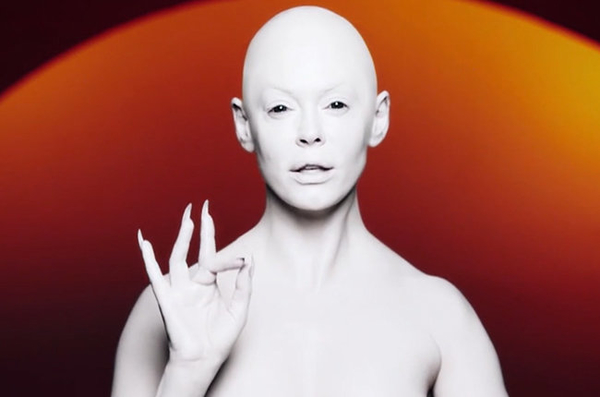 Лысая и обнаженная: Экс-подружка Мэрлина Мэнсона презентовала клип