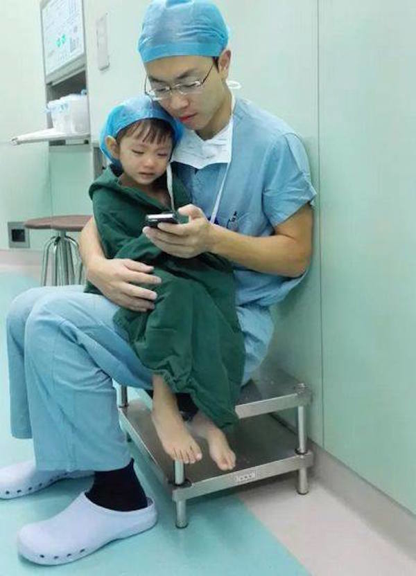 Доброе сердце: Как доктор успокоил малышку перед сложной операцией