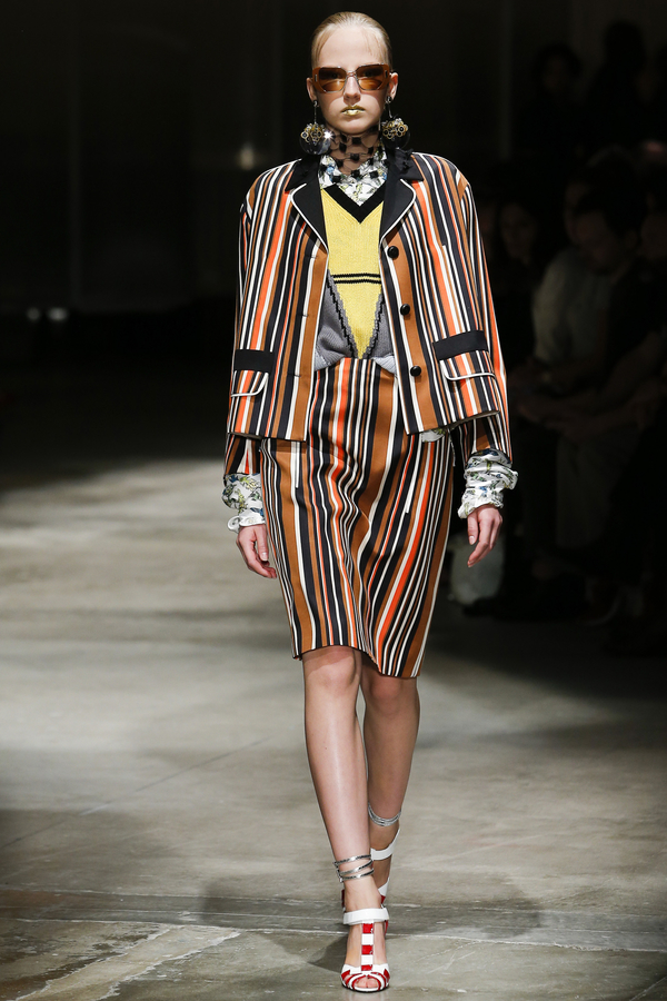 В полоску: Prada представил графичную коллекцию