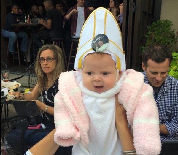 Реакция Папы Римского на наряд девочки "взорвала" Сеть