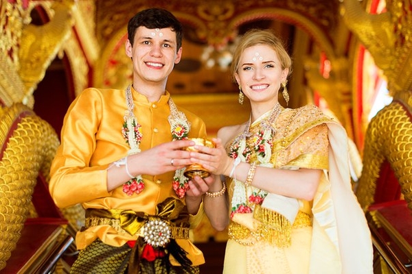 Жанна Бадоева поженила участников Мамахохотала-шоу в Таиланде