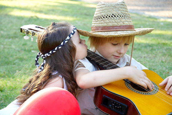 Малыши виртуозно играют на гитаре: Видео