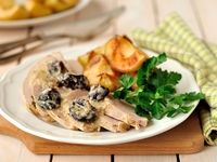 Свинина с черносливом и яблоками в сливочном соусе