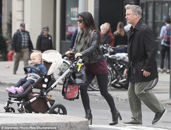 Алек Болдуин прогулялся с женой и дочкой в Нью-Йорке
