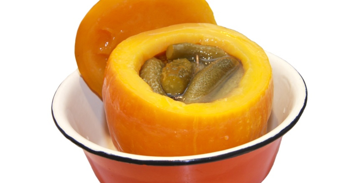 Засолка огурцов в тыкве. Соленые огурцы в тыкве. Огуречная тыква. Засолка тыквы. Огурцы засоленные в тыкве.