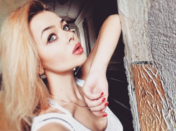 Алина Гросу расцеловала Никиту Михалкова