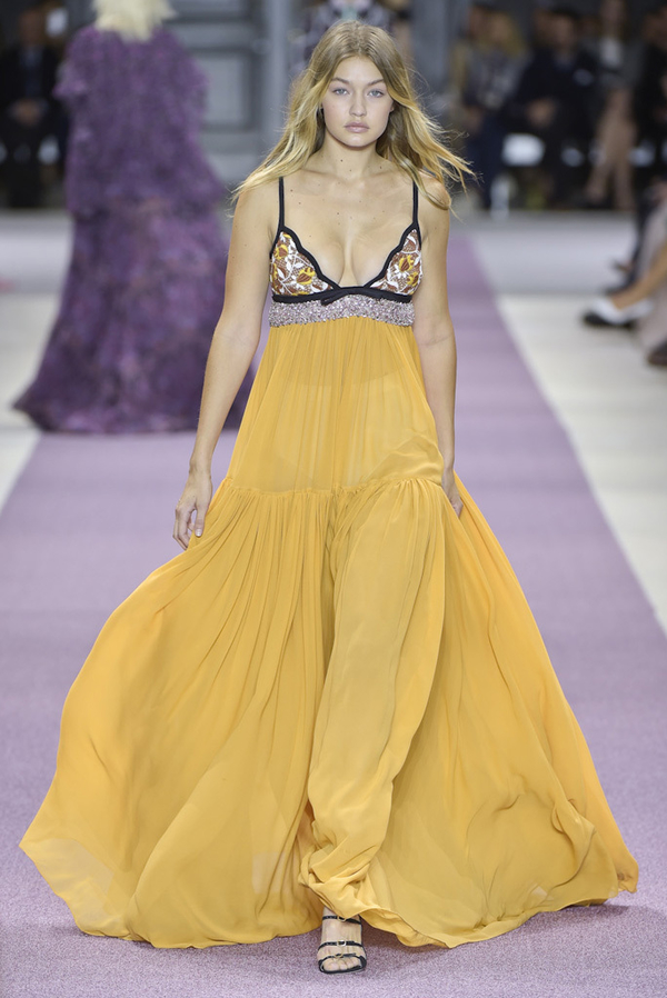 Ретро и футуризм: Giambattista Valli представил свежую коллекцию