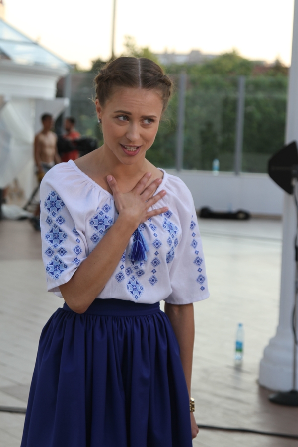 "Супермодели" выстроились в форме герба Украины