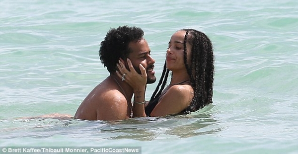 Зои Кравиц отдыхает с парнем в Майами