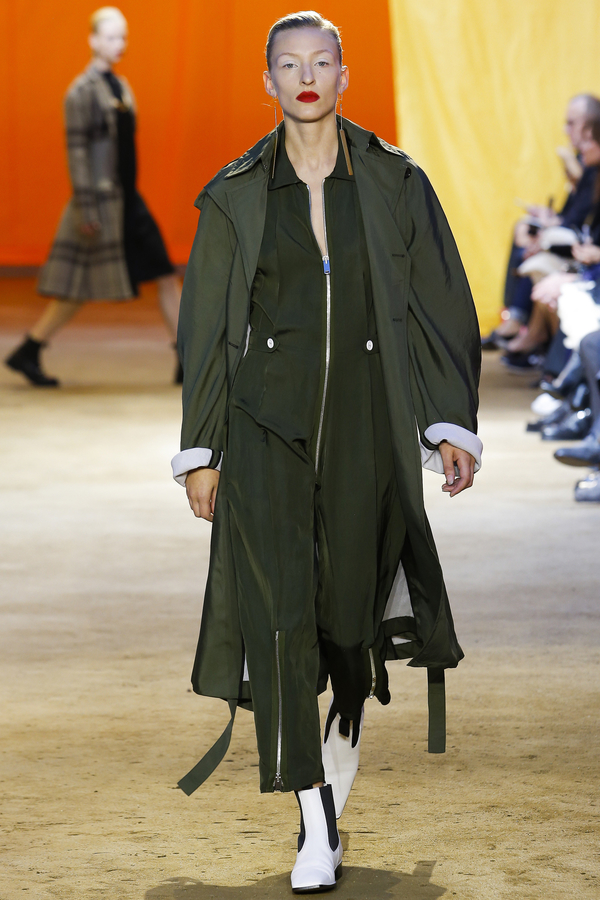 Без ярких красок: C&#233;line презентовал новую коллекцию