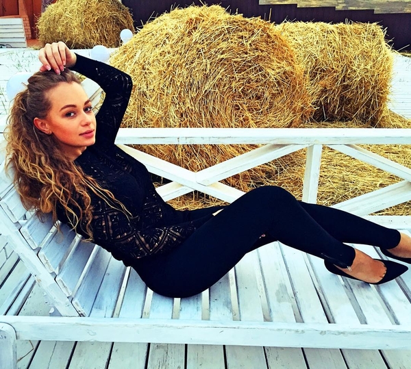 Похудевшая Яна Соломко позировала в сене спустя три месяца после родов