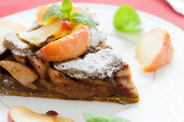 Как приготовить шоколадную шарлотку с яблоками (видео)