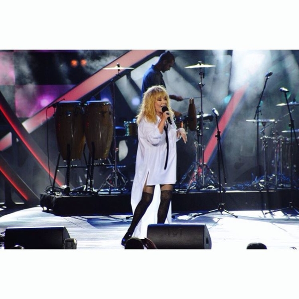 Алла Пугачева вышла на сцену в рубашке и чулках