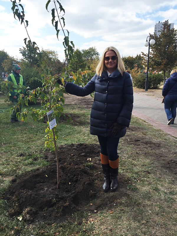 Наталия Бучинская посадила дерево на аллее Патріотів памяти Скрябина