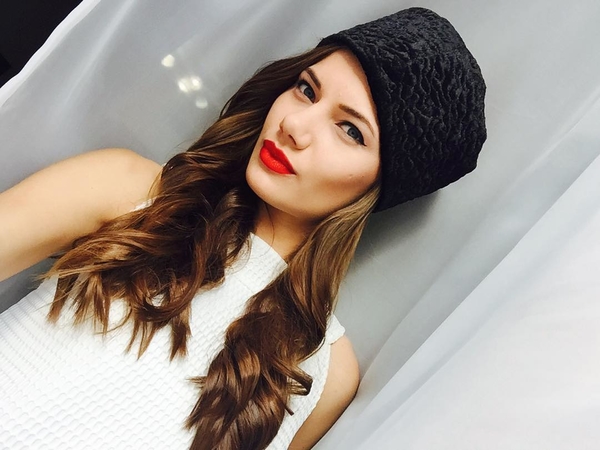 Финалистка конкурса Мисс Россия 2015 похвасталась селфи с Путиным