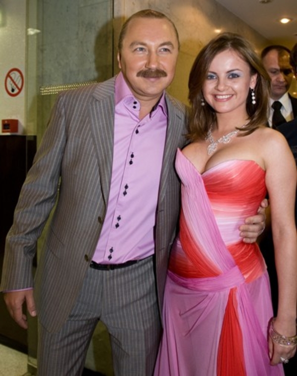 Игорь Николаев забрал жену и дочь из роддома