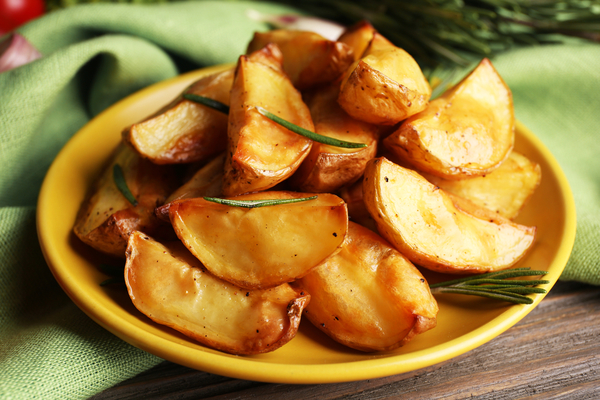 Картофель, запеченный дольками в духовке с паприкой и зеленью