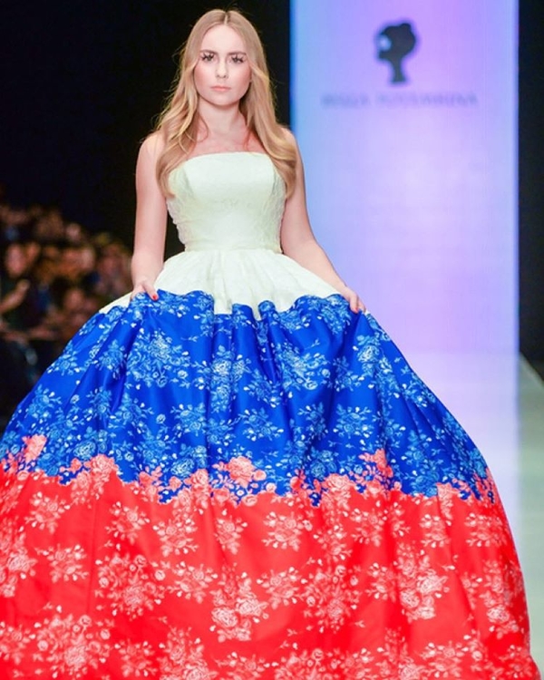 Дочь Татьяны Навки прошлась по подиуму в платье цвета российского флага