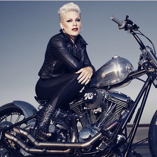 Четырехлетняя дочь певицы Пинк научилась ездить на мини-мотоцикле