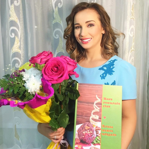 Анфиса Чехова показала фигуру в черном боди