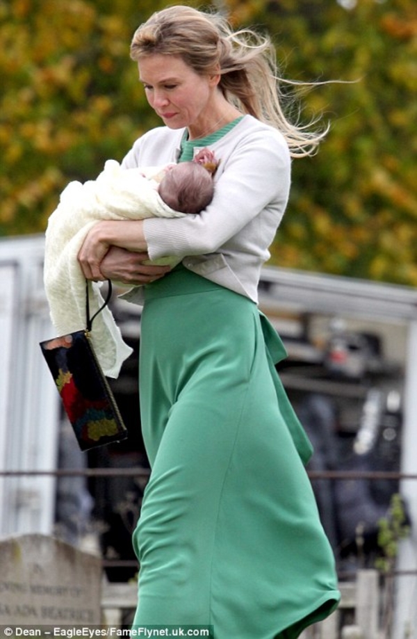 В Сети появились кадры со сцены крещения ребенка Бриджит Джонс