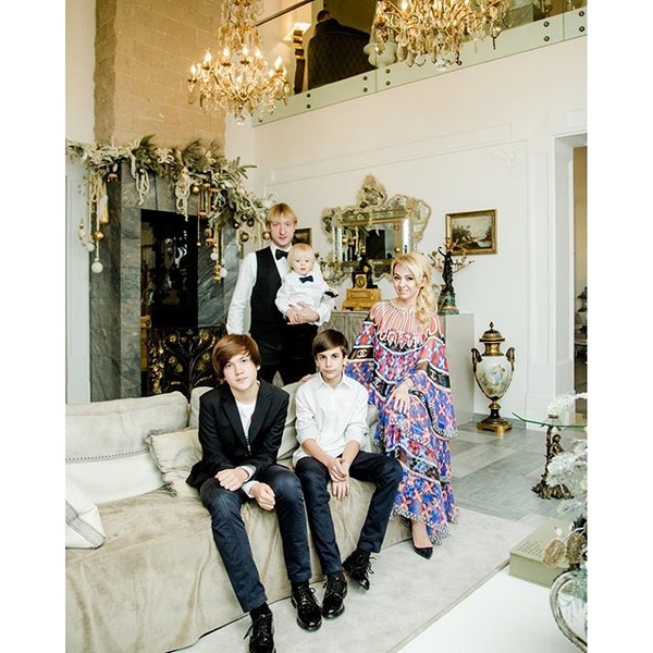 #FAMFIE: Звезды приняли участие в семейном флешмобе