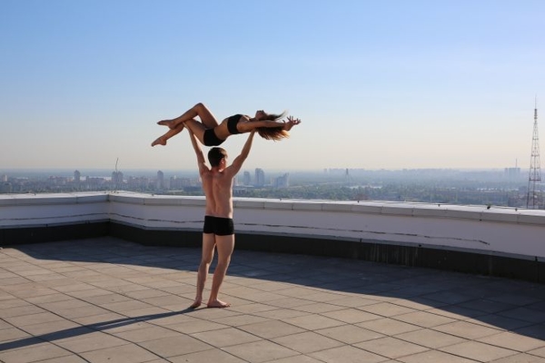 Балет Форсайт обнажился в танце на крыше небоскреба в Киеве