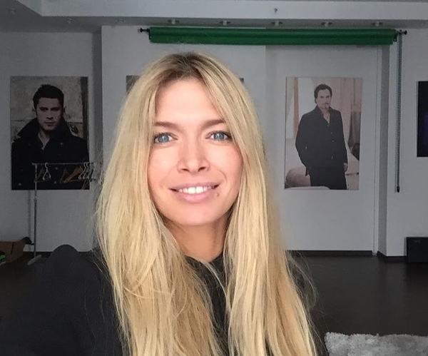 Вера Брежнева показала обручальное кольцо