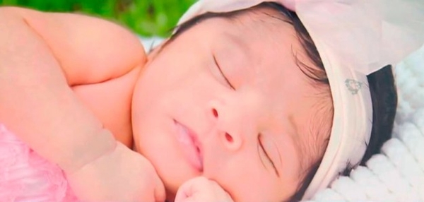 Удивительно: Новорожденная малышка спасла жизнь маме