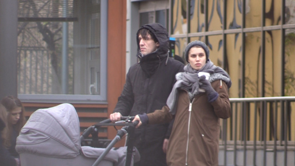 Актрису сериала Папины дочки сфотографировали на прогулке с сыном