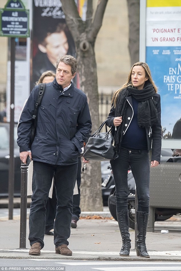 Хью Гранта засняли во время прогулки с беременной возлюбленной