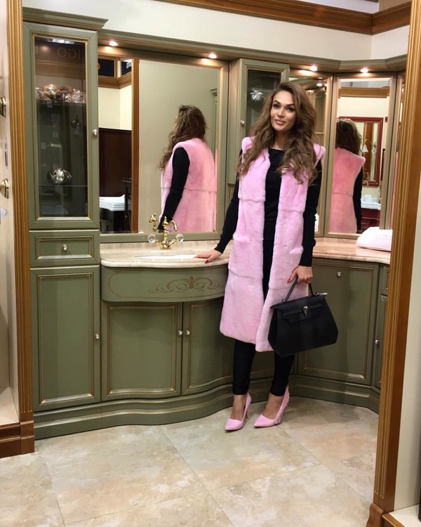 Алена Водонаева заинтриговала снимком в свадебном платье