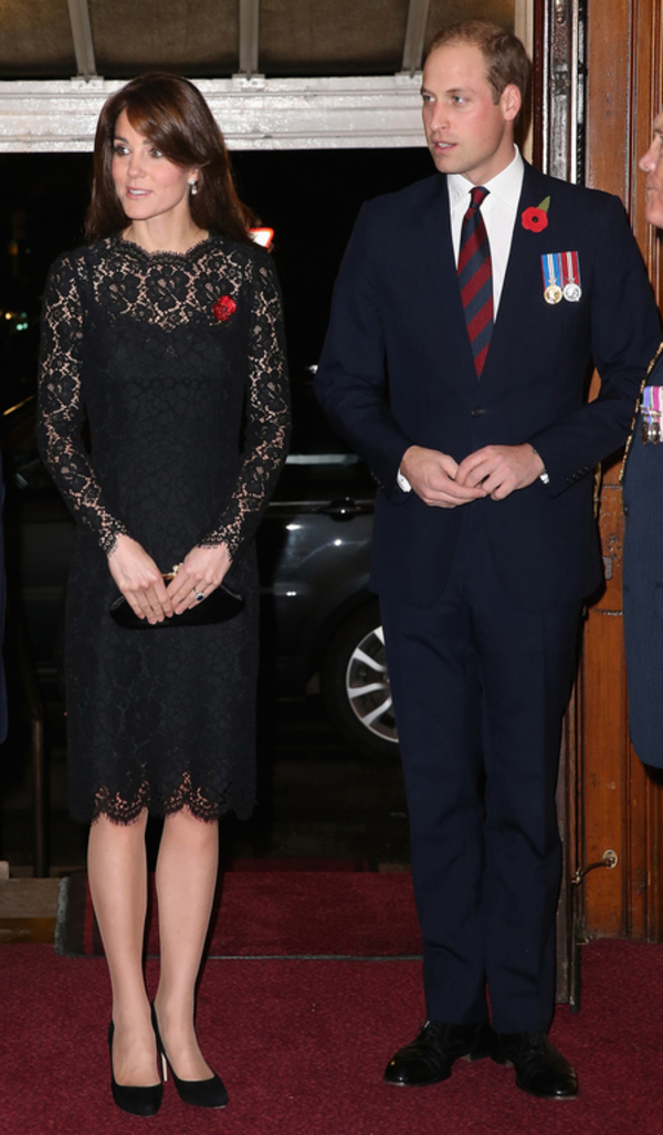 Кейт Миддлтон и королева Елизавета II почтили память погибших в войнах