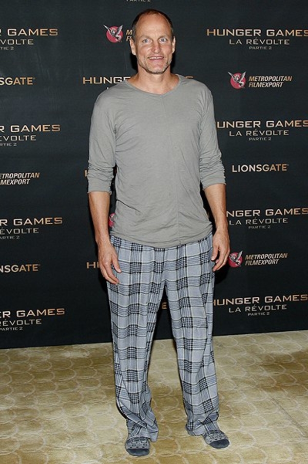 На премьеру Голодных игр в Париже актер Вуди Харрельсон пришел в пижаме