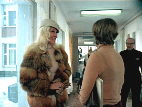 Зима в стиле СССР: Героини советских фильмов в шубах