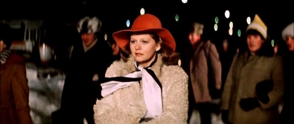 Зима в стиле СССР: Героини советских фильмов в шубах