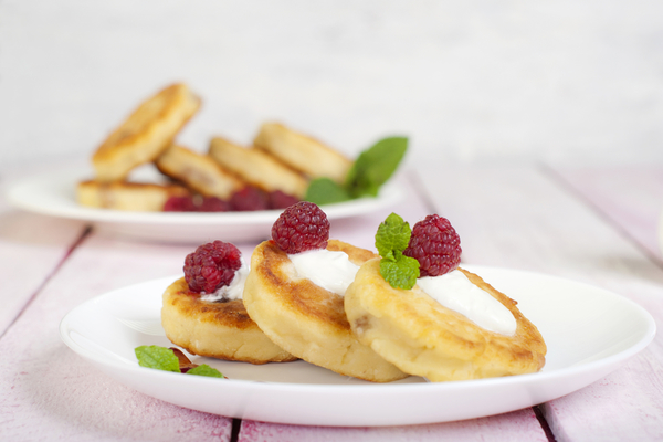 Как приготовить сырники с изюмом (видео)